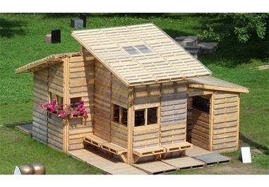 این خانه از پالتهای بازیافت ساخته شده است.