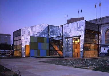 این خانه در سال 2005 برای روز جهانی محیط زیست توسط گروهی از معماران در سان فرانسیسکو با استفاده از مواد بازیافتی ساخته شده است.