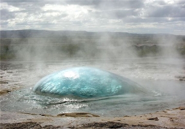 یک چشمه آب گرم قبل از فوران