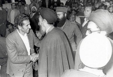  اسفند1357، عبدالسلام جلود در کنار آیات بهشتی و خامنه ای در یکی از جلسات در دفترحزب جمهوری اسلامی 