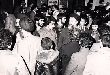  اسفند1357، آیات بهشتی و خامنه‌ای در پایان یکی از جلسات در دفترحزب جمهوری اسلامی 