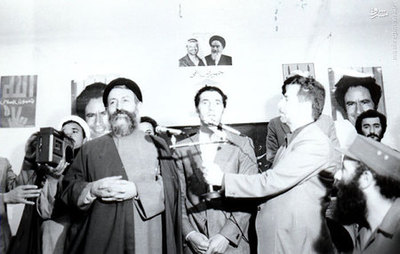  اسفند1357، عبدالسلام جلود در کنار آیت الله بهشتی در دفترمرکزی حزب جمهوری اسلامی 