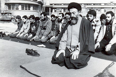  اقامه نماز جماعت به امامت آیت الله بهشتی در حیاط دفترمرکزی حزب جمهوری اسلامی 