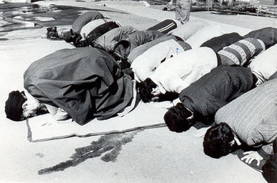  اقامه نماز جماعت به امامت آیت الله بهشتی در حیاط دفترمرکزی حزب جمهوری اسلامی 