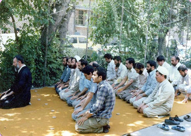  اقامه نماز جماعت به امامت آیت الله بهشتی در حیاط دفتر مرکزی حزب جمهوری اسلامی 