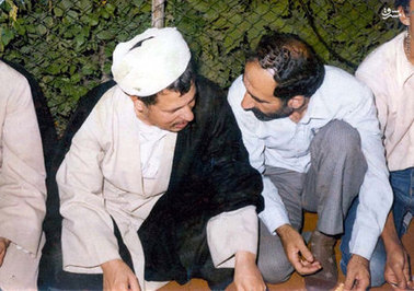  آیت الله هاشمی رفسنجانی و شهید صادق اسلامی در حال صرف شام در حیاط دفترمرکزی حزب جمهوری اسلامی 