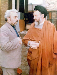  آیت الله بهشتی و مرحوم حبیب الله عسگراولادی در حیاط دفتر مرکزی حزب جمهوری اسلامی 