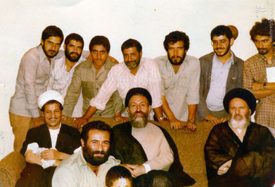  آیت الله بهشتی در میان اعضای حزب جمهوری اسلامی؛ در تصویر آیت الله موسوی اردبیلی و هاشمی رفسنجانی نیز دیده می شود 