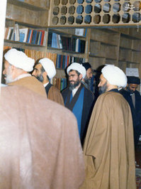  اعضای حزب جمهوری در کنار یکدیگر. در تصویر شهید بهشتی، مرحوم آیت الله مشکینی و آیت الله راستی کاشانی نیز دیده می شوند 