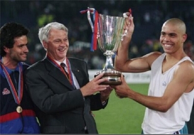 بالابردن جام قهرمانی توسط رونالدو در تیم بارسا در کنار بابیرابسون و ژوزه مورینیو