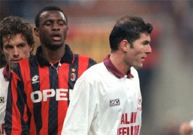 زین الدین زیدان در تیم بوردو فرانسه و در کنار او پاتریک ویرا با پیراهن میلان ایتالیا