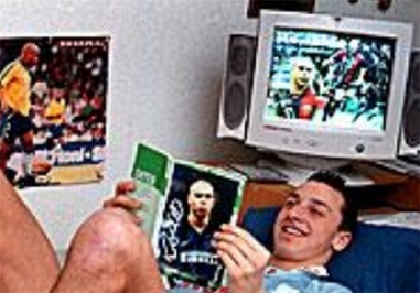 زلاتان ایبراهیموویچ در تیم مالمو سوئد و در حال مطالعه کتاب رونالدوی برزیلی