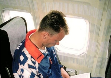 دنیس برکمپ مهاجم هلندی آرسنال سوار بر هواپیما (گفتهمیشد وی به دلیل ترس هیچگاه سوار هواپیما نمیشد)