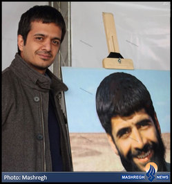 «داوود کریمی قهرودی» 30 سال پس از شهادت «حاج عباس» در کنار تصویر پدر

