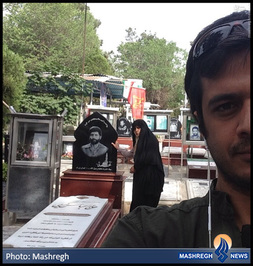 خودنگاره‌ی «داوود» و مادرش، به نوروز 1393 شمسی در کنار مزار «حاج عباس» در بهشت زهرای تهران