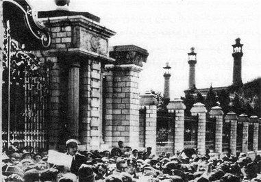محمد مصدق با تلاش برای تصویب موازنه منفی در مجلس چهاردم زمینه برای ملی شدن صنعت نفت را آماده کرد. این عکس متعلق به زمانی است که مصدق در حال سخنرانی برای مردم است