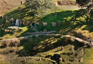 ارباب حلقه‌ها – نیوزیلند – رمانی به سبک خیال پردازی حماسی است که توسط پیتر جکسون در سال 2001 بر اساس کتابی با همین نام ساخته شده است. نویسنده کتاب ر.ر. تالکین نویسنده، زبان شناس و استاد دانشگاه آکسفورد بود. 