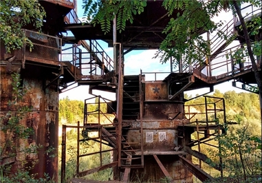 فهرست شیندلر – لهستان – این فیلم به کارگردانی استیون اسپیلبرگ و محصول سال 1993 است. فهرست شیندلر ادعا کرده است که بر پایه زندگی واقعی اسکار شیندلر، صنعتگر آلمانی ساخته شده که جان بیش از هزار لهستانی یهودی را در جریان آنچه هولوکاست می نامند نجات داد است. 