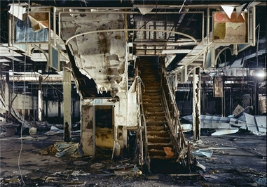 برادران بلوز - ایلینوی، آمریکا – دونفر  از اعضای گروه برادران بلوز تصمیم می‌گیرند 5 هزار دلار برای بقای یک پرورشگاه فراهم کنند؛ هزینه این فیلم معادل 30 میلیون دلار بوده است.

