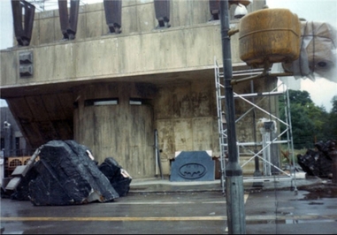 بتمن – انگلستان – بتمن یا مرد خفاشی توسط شرکت امریکایی دی سی کامیکس منتشر شد. مردی با هویت مخفی شده پشت نقاب را نشان می‌دهد که یک تاجر و خیر آمریکایی است. والدین او در کودکی جلوی چشمان او به قتل رسیدند و از آن زمان وی قسم خورد که از تبهکاران انتقام بگیرد و عدالت را به جامعه بازگرداند. 