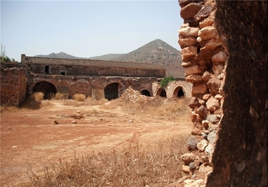 خوب، بد و زشت – صحرای تابرناس، اسپانیا – یکی از مشهورترین فیلم‌های وسترن است که توسط سرجیولئونه در سال 1966 ساخته شد. این فیلم در حال حاضر در لیست 250 فیلم برتر تاریخ سینما است. 