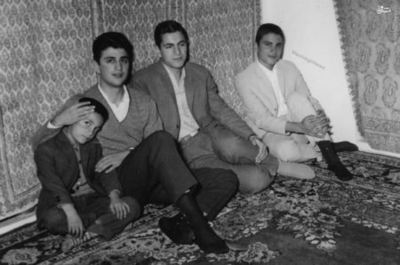 دکترصادق طباطبایی در کنار برادرانش در خانه پدری در شهر قم
