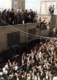 دکتر صادق طباطبایی در کنار امام خمینی در یکی از دیدارهای عمومی ایشان در شهر قم