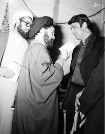 دکتر صادق طباطبایی در کنار حجت الاسلام سید احمد خمینی در دفتر امام در شهر قم