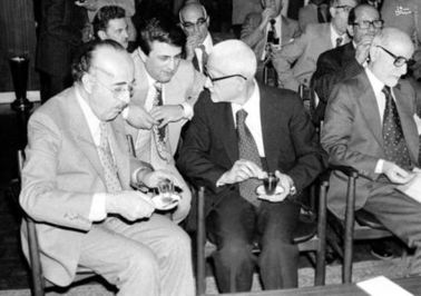 دکتر صادق طباطبایی درکنار همکارانش در دوره سخنگویی دولت موقت انقلاب