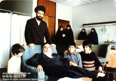 1358، بیمارستان قلب شهید رجایی، بانو خدیجه ثقفی (نفر دوم از راست) در کنار امام و خانواده