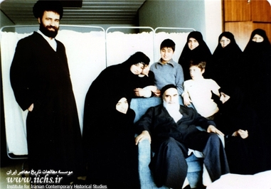 1358، بیمارستان قلب شهید رجایی، بانو خدیجه ثقفی (نفر دوم از راست) در کنار امام و خانواده