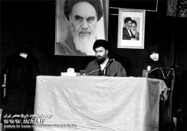 1368، حسینیه جماران، بانو خدیجه ثقفی (نفر اول از چپ) در کنار مرحوم حاج سید احمد خمینی و دکتر زهرا مصطفوی