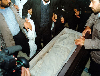 انتقال پیکر مطهر آیت الله العظمی گلپایگانی به سردخانه، ساعتی پس از رحلت