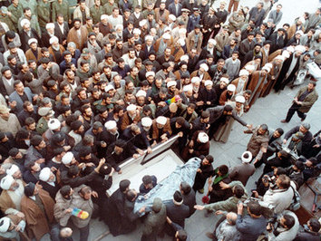 لحظاتی پیش از اقامه نماز بر پیکر مطهر آیت الله العظمی گلپایگانی توسط آیت الله صافی گلپایگانی