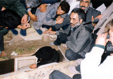 لحظات تلقین بر پیکر آیت الله العظمی گلپایگانی در حرم حضرت معصومه(س