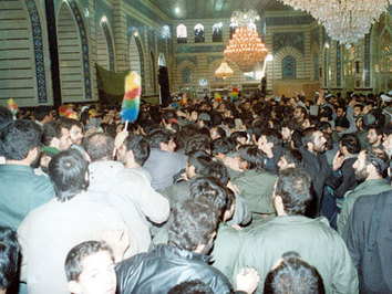 حظات تلقین بر پیکر آیت الله العظمی گلپایگانی در حرم حضرت معصومه(س