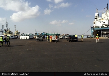 آوارگان پس از خروج از کشتی، بلافاصله توسط وَنهای حاضر در بندر منتقل میشوند