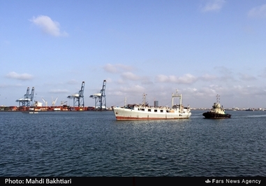 جمع زیادی از آوارگان سوار بر شناورهای کوچک خود را به بندر جیبوتی می رسانند