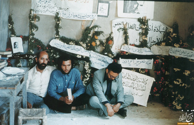 چمران،ابراهیم یزدی و احسان شریعتی در مراسم تشییع جنازه دکتر شریعتی