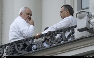 جواد ظریف و حسین فریدون بر بالکن هتل کوبورگ (محل مذاکرات) استراحت و گپ و گفت میکنند. عکس از گتی ایمیجز است و گاردین آن را در گزارش مفصلی از مذاکرات ایران و 5+1 منتشر کرده است.