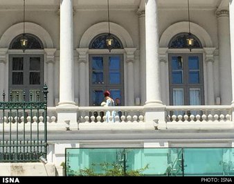 جشن عروسی در هتل کوبورگ، انتشار عکسهای عروسی در میانه مذاکرات هستهای توجه عکاسان و خبرنگاران حاضر در وین را جلب کرده و عکسهایی از این دست در توییتر زیاد دیده میشود.