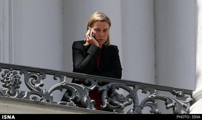 وقتی صدای ظریف رساتر از موگرینی است؛ قبل از گرفته شدن این عکس، خبرنگاران خصوصا خبرنگاران ایرانی به سوی بالکنی که ظریف برای هواخوری آمده بود، هجوم بردند و با او از فاصله زیاد حرف زدند و ظریف اینجا به خبرنگاران گفت: «دوشنبه هم کار داریم و تمدید نداریم.» بعد خبرنگاران خارجی به سوی بالکنی که موگرینی در حال استراحت بود رفتند، اما صدای موگرینی از آن بالا به خبرنگاران نمیرسید و او تلفنی با آنها ارتباط برقرار کرد.