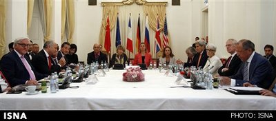 ایران و 5+1 دور یک میز. مقامات آمریکا و فرانسه این دور از مذاکرات مواضع سختگیرانهای داشتند، وزیران خارجه چین و روسیه در طول گفتوگوها بر برداشتن کامل تحریمها علیه ایران تاکید میکردند. این میان آلمان و انگلیس کمحاشیهترین و بیسر و صداترین اعضای مذاکرات بودند که به نظر میرسد بیش از هر چیزی منتظرند مذاکرات به پایان برسد و به خانه بروند. عکس از آسوشیتد پرس