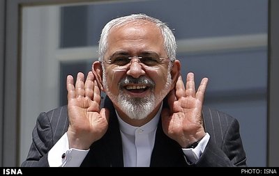 ظریف تلاش میکند تا از بالکن هتل کوبورگ با خبرنگارانی که از او درباره مذاکرات میپرسند صحبت کند، ظریف خنده رو دستهایش را برای بهتر شنیدن کنار گوشهایش برده است. این لحظه را عکاسانی از رسانههای مختلف ثبت کردهاند. این عکس از آسوشیتدپرس است.
