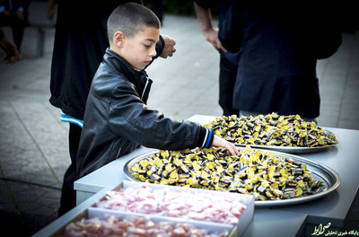  توزیع شکلات و شیرینی بین مردم پس از نماز عید فطر در رتردام 