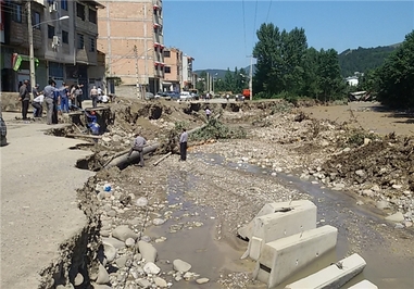  بخش عمده جاده خیابان 17 شهریور در جنب پل کوثر تخریب شد