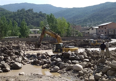  ماشین‌آلات شهرداری در لایروبی رودخانه تالار