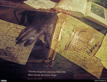 مجسمه دست راست «ویکتور هوگو»