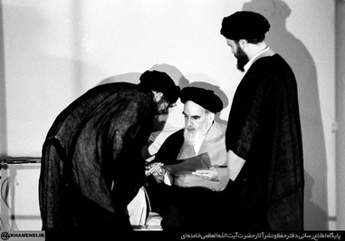 به امضای امام(ره) | مراسم تنفیذ حکم ریاست جمهوری در محضر حضرت امام خمینی (ره) در جماران، 13 شهریور 1364