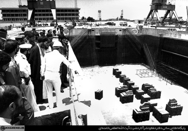 ایستادگی و سازندگی | بازدید از مانور دریایی در بندرعباس، 14 مهر 1364